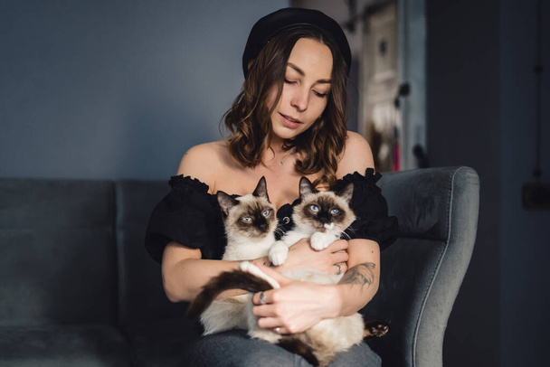 Mulher retrato com gatos siameses
 - Foto, Imagem