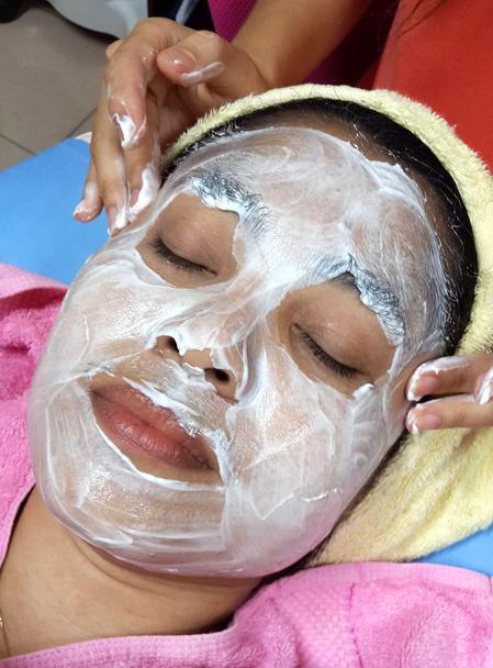asijské žena s obličejovou maskou v beauty salonu - Fotografie, Obrázek