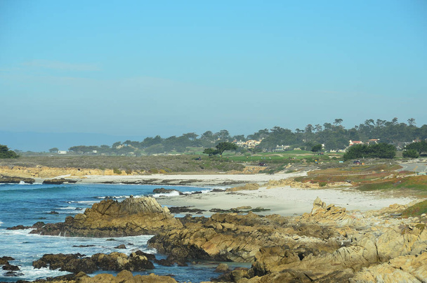Piękny 17 Mile Drive na półwyspie Monterey w Kalifornii oszałamiające Central Coast. Charakterystyka wytrzymała linia brzegowa, piaszczyste plaże, cyprysy i przejrzysta, lazurowa woda. - Zdjęcie, obraz