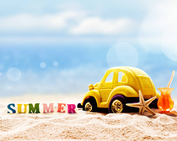 Літній пляж із зіркою, іграшковий автомобіль та коктейль у білому піску
 - Фото, зображення