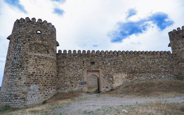 Antigua fortaleza georgiana. Murallas de piedra de la torre en Georgia. Kajetia
. - Foto, Imagen