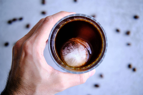 Kawa zimny Brew z dwoma kostkami lodu, orzeźwiający zastrzyk zimnej kofeiny - Zdjęcie, obraz