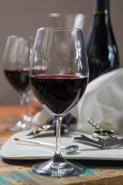 Επαγγελματική εκδήλωση γευσιγνωσίας κόκκινου κρασιού με ποτήρια κρασιού υψηλής ποιότητας και αξεσουάρ κρασιού close up - Φωτογραφία, εικόνα