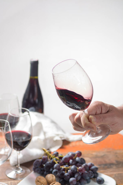 Професійна дегустація червоного вина з високоякісними келихами для вина та винними аксесуарами крупним планом
 - Фото, зображення