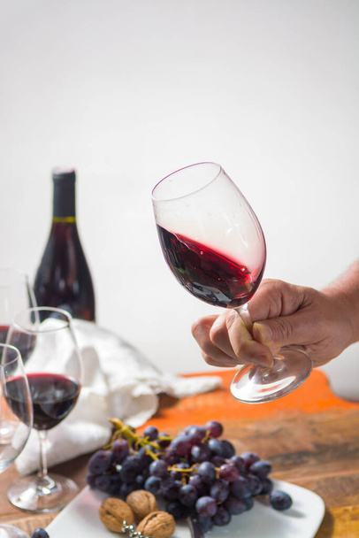 高品質のワイングラスとワインアクセサリーでプロの赤ワインの試飲イベントを閉じます - 写真・画像