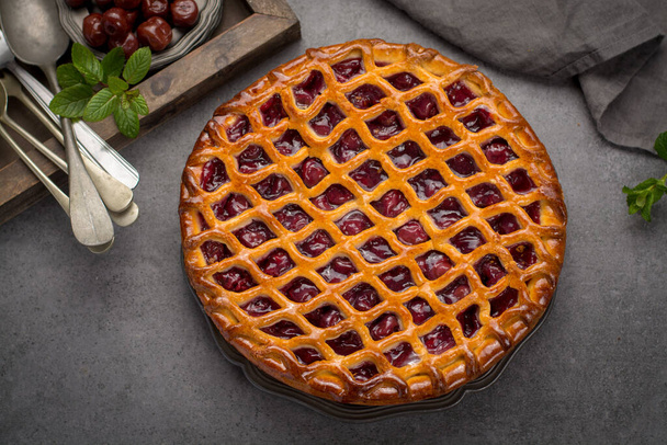 Házi készítésű meggyes pite, ízletes édes desszert szürke asztali kilátással - Fotó, kép