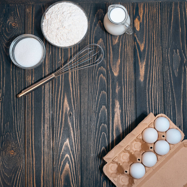 Випічка інгредієнтів торта: борошно, цукор, яйця на дерев'яному столі, плоска поклади
 - Фото, зображення