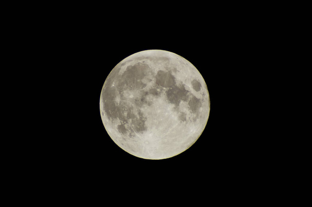 Volle maan aan de hemel met zwarte achtergrond. Mooie details. Behang. - Foto, afbeelding