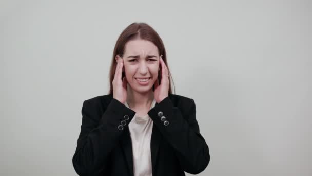 Fejfájás grimaszoló fájdalom tartja vissza a nyak jelzi helyét. Fáradtság - Felvétel, videó