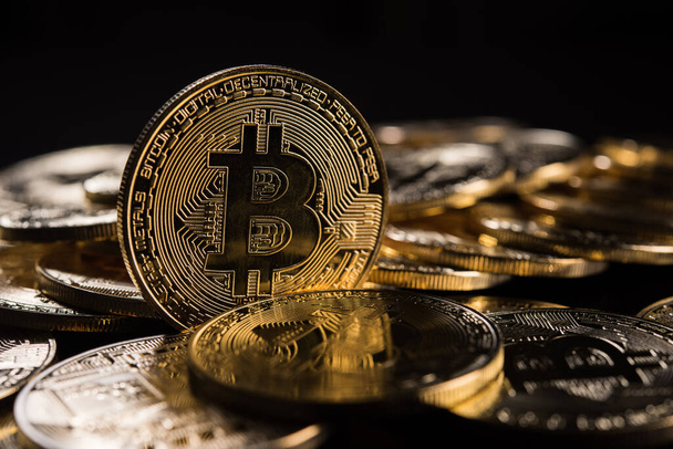 Goldene Bitcoins, Konzept des elektronischen Geldes - Foto, Bild
