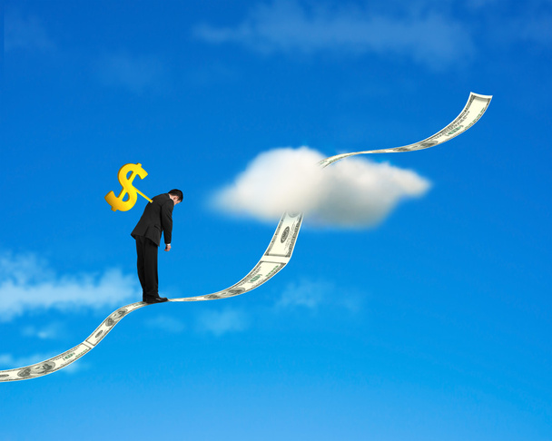 Вібратор на спині бізнесмена з грошовою тенденцією і фоном неба
 - Фото, зображення