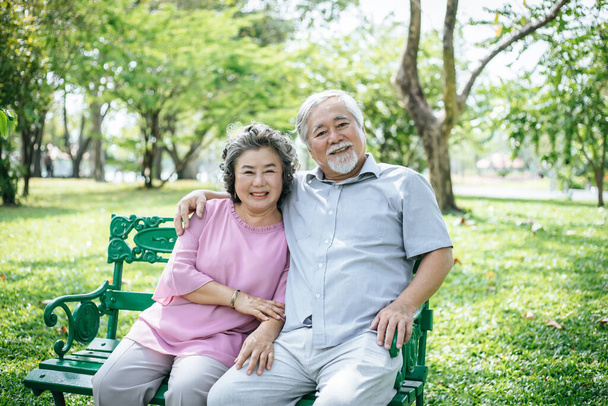coppia anziana sana sedili rilassanti sulla panchina nel parco
 - Foto, immagini