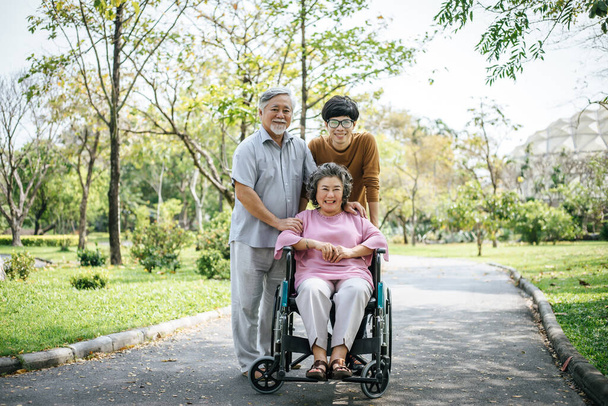 幸せな家族を歓迎する車椅子の障害者の祖父 - 写真・画像