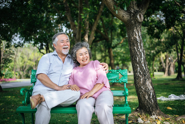 saludable pareja de ancianos asientos relajantes en el banco en el parque
 - Foto, imagen