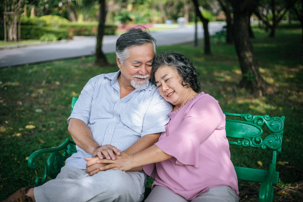 saludable pareja de ancianos asientos relajantes en el banco en el parque
 - Foto, imagen