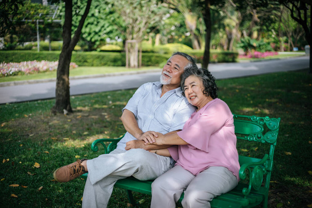 coppia anziana sana sedili rilassanti sulla panchina nel parco
 - Foto, immagini