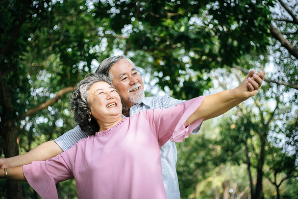 boldog nyugdíjas pár a parkban - Fotó, kép