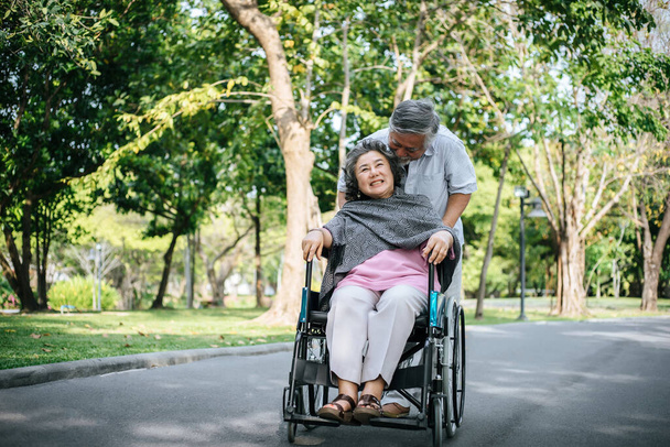 幸せな家族を歓迎する車椅子の障害者の祖父 - 写真・画像