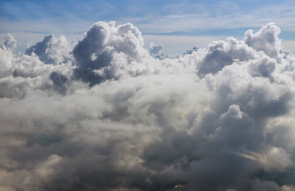Gökyüzü bulutların üzerinde açık uçaktan inanılmaz bir gökyüzü görüntüsü - Fotoğraf, Görsel