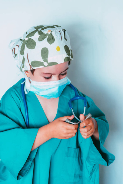 mignon enfant jouer médecin habillé comme un chirurgien - Photo, image