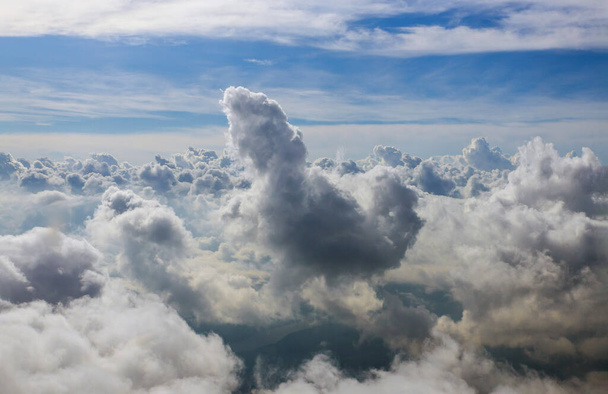 Σύννεφα ουρανό μέσα δει μέσα από το παράθυρο ενός αεροσκάφους κάτω από ψηλά σύννεφα που βρίσκονται - Φωτογραφία, εικόνα