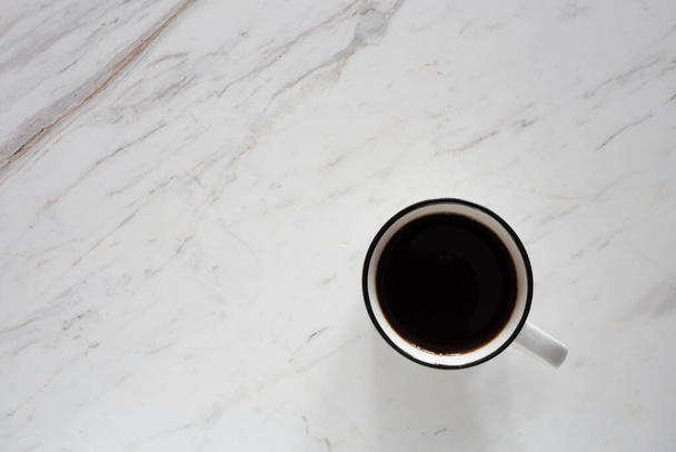 Чашка кофе на натуральном белом мраморе
 - Фото, изображение