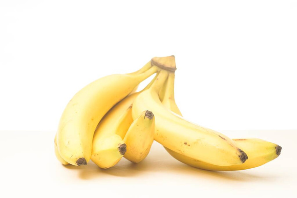 Plátano fresco amarillo aislado contra blanco, enfoque selectivo
 - Foto, Imagen
