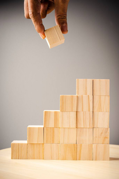 Fa blokkok rendezett verem szürke háttér - Fotó, kép