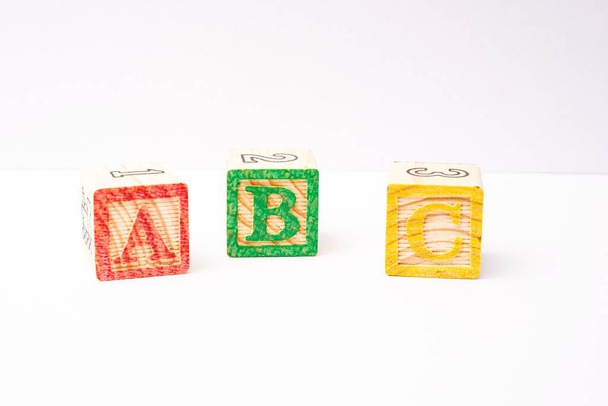 ABC bloki rozmieszczone w stosu, edukacji i tła dla dzieci - Zdjęcie, obraz