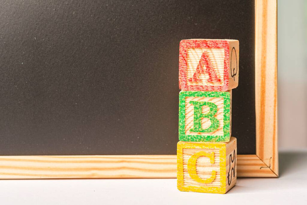 ABC bloky uspořádány v zásobníku, vzdělávání a děti pozadí - Fotografie, Obrázek