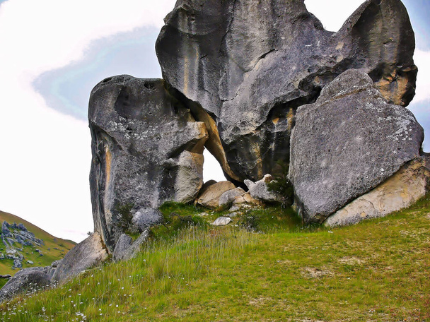 Yeni Zelanda 'daki Kayalıklar Kalesi' nin tepesindeki büyük kireçtaşı oluşumları. - Fotoğraf, Görsel