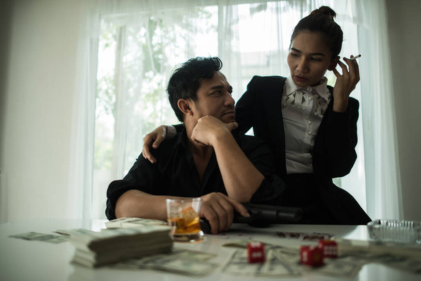 Due giovani Business seduti in un business center bar a fumare sigari e bere whisky e denaro sul tavolo
. - Foto, immagini