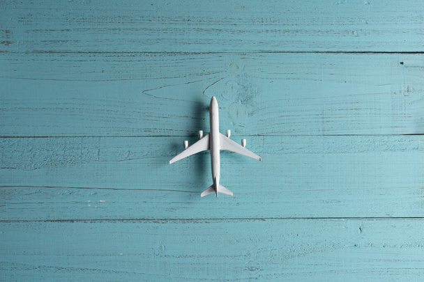 Avión de juguete miniatura sobre fondo de madera. Viaje en avión
. - Foto, imagen