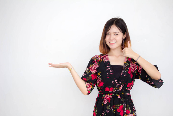 Retrato de tailandês adulto linda menina cabelo curto mostrar mão
 - Foto, Imagem