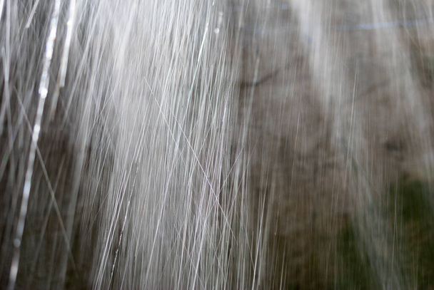 Высокая скорость падения детали дождя, падение, ирригация, фон стены
. - Фото, изображение