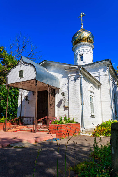 Kirche der Heiligen Märtyrer Gurij, Samon und Aviv im Dorf Karacharovo bei Murom, Russland - Foto, Bild