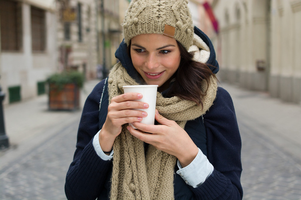 fashionable woman holding coffee outdoors - Foto, immagini
