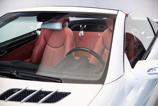 Voiture de luxe convertible avec sièges en cuir rouge - Photo, image
