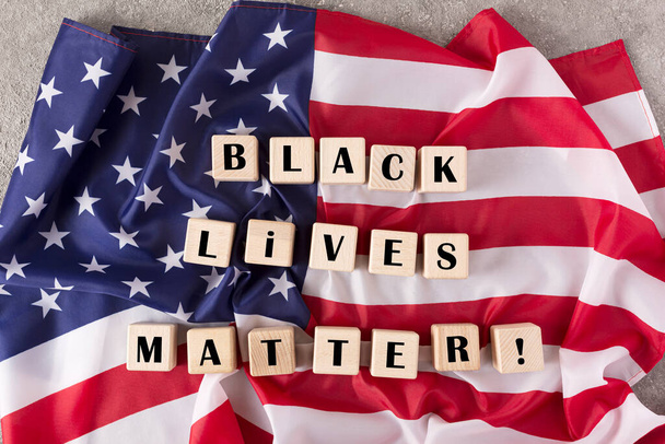 Os protestos de George Floyd espalharam-se pela América. brancos e negros defendem os direitos humanos. Vidas negras importam, vista superior
 - Foto, Imagem