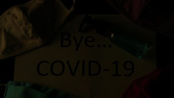 Valo loistaa paperilla, jossa lukee Bye COVID 19. Käsite hyvästellä Corona virus pandemia. - Materiaali, video