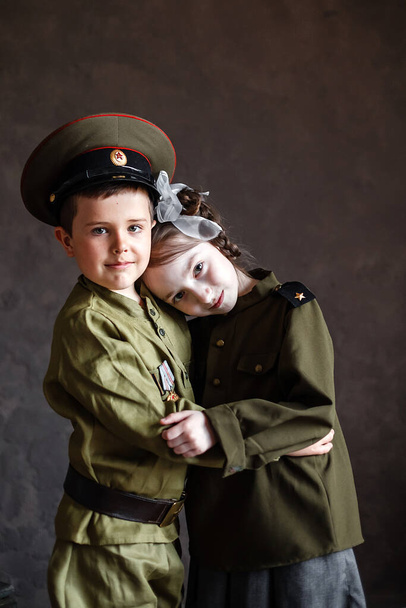 Kinderen in uniform. Soldaten, de verdedigers van het vaderland. Militair thema.Militair uniform. - Foto, afbeelding