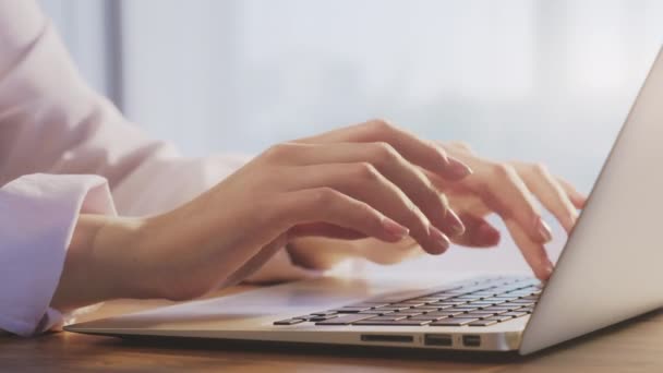 freelance work home office hands typing laptop - Metraje, vídeo