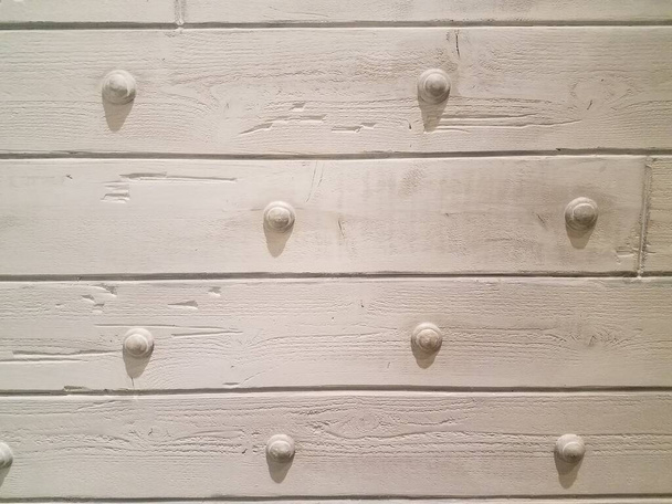 βαμμένο λευκό τοίχο από ξύλο με μεταλλικά εξαρτήματα - Φωτογραφία, εικόνα