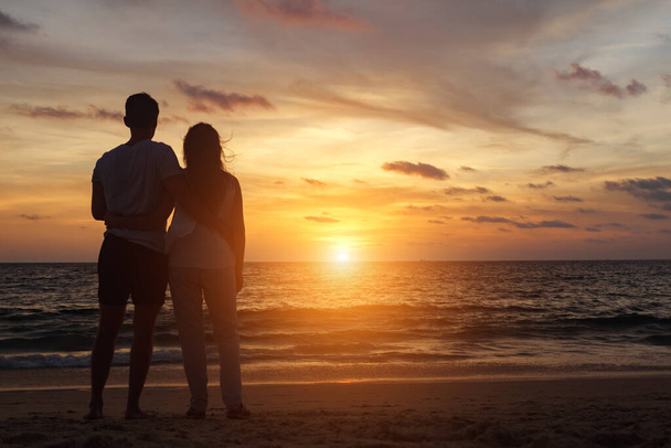 Menschen Silhouetten zu Fuß am Strand Küste zum Ozean bei Sonnenuntergang - Foto, Bild