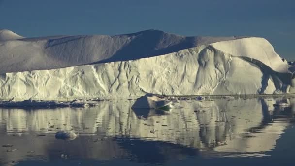 グリーンランドだ。氷山の一角。ディスコ・ベイ。海の水の反射 - 映像、動画