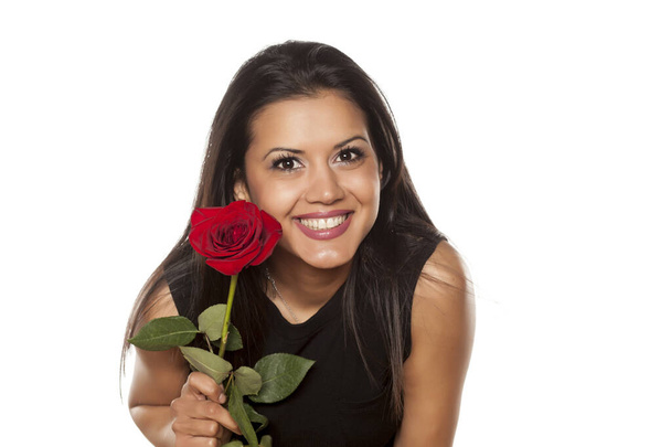 glücklich schöne junge Frau hält eine rote Rose auf weißem Hintergrund - Foto, Bild