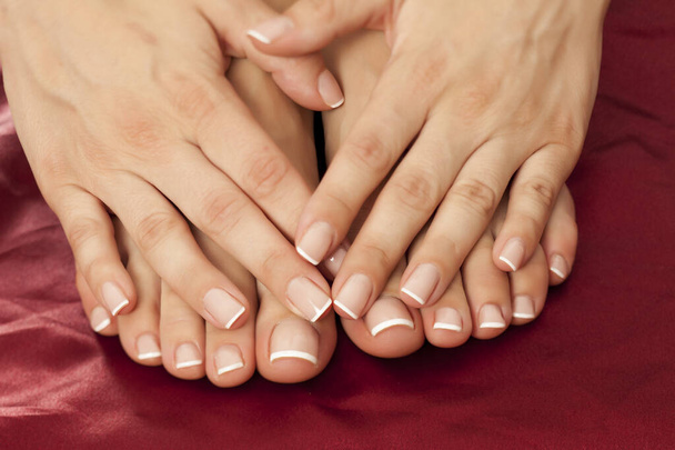 női lábak és kezek szépen rögzített körmökkel - Fotó, kép