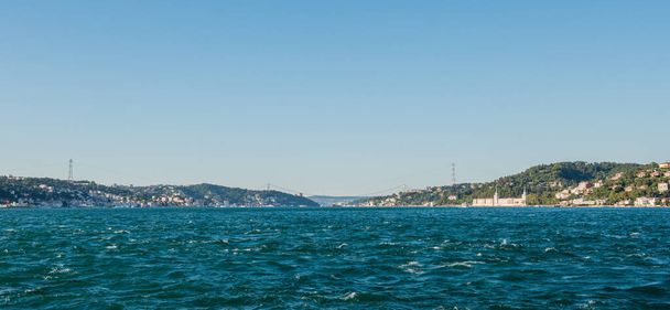 Blick auf den Bosporus von Istanbul mit blauem Himmel. Istanbul, Türkei. - Foto, Bild