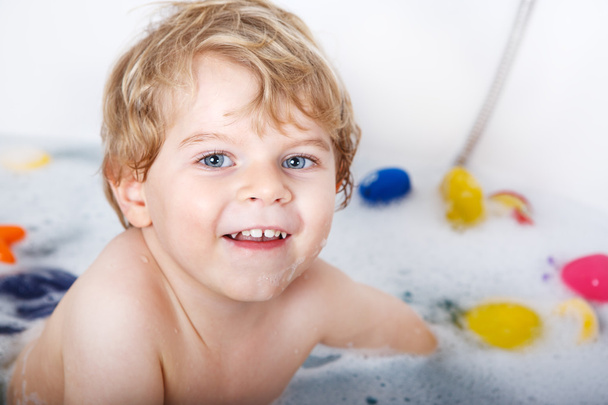 bonito pouco criança menino de dois anos se divertindo tomando banho eu
 - Foto, Imagem