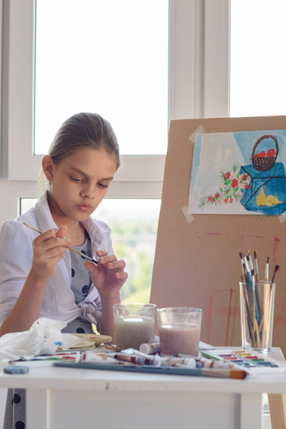 Dívka zkoumá štětec pro kreslení akvarelové barvy - Fotografie, Obrázek